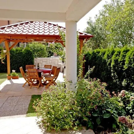 Wohnung Mit Garten Mit Gemeinsamem Schwimmbad Vinkuran