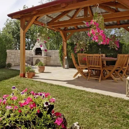 Wohnung Mit Garten Mit Gemeinsamem Schwimmbad Apartment *